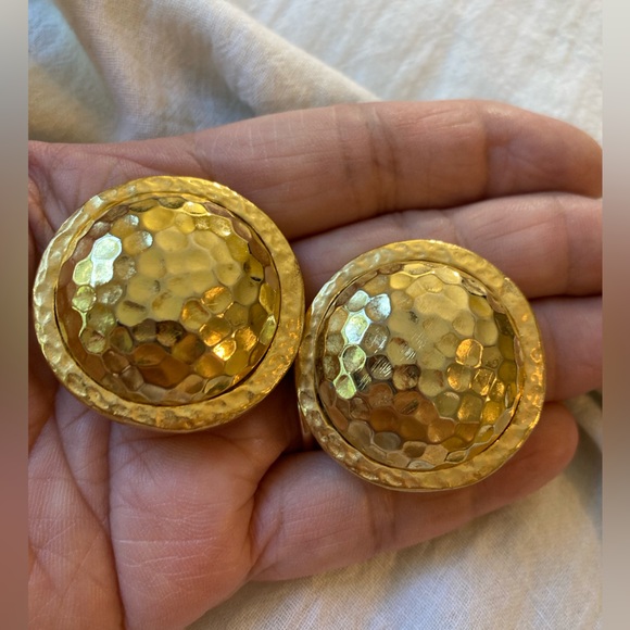 Kenneth Jay Lane KJL‎ Round Hammered Vintage Clip on Earrings - Picture 5 of 8